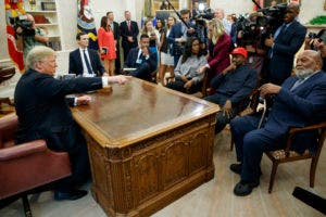 El presidente Donald Trump se reúne con el rapero Kanye West y el ex jugador de fútbol Jim Brown en la Oficina Oval de la Casa Blanca, el jueves 11 de octubre de 2018, en Washington. (Foto AP / Evan Vucci)