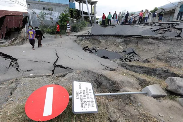 Aumentan a 2.045 los muertos por el terremoto y el tsunami  en Indonesia