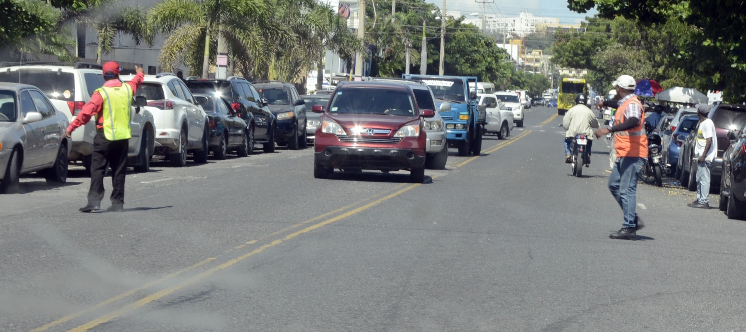 “Acoso de parqueadores” provoca molestias entre conductores