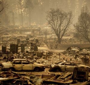 En la imagen, vista de viviendas arrasadas por un incendio en Edgewood Lane, Paradise, California. (AP Foto/Noah Berger)