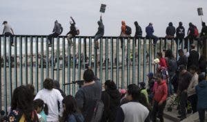 Migrantes reciben ataque con gas lacrimógeno en frontera