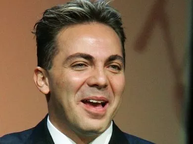 Cristian Castro admite que le gusta tomar leche en un biberón