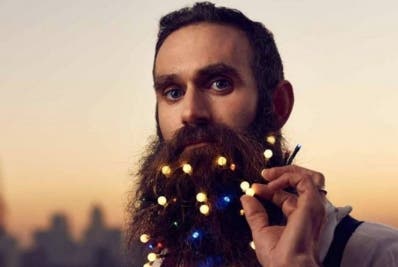 La última moda: luces de Navidad para barbas