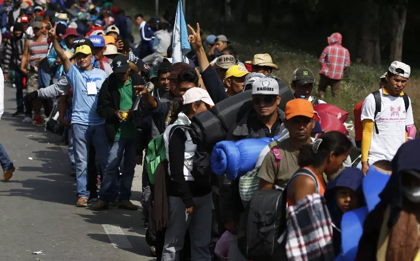 México permite el paso de la caravana