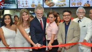 KFC abre su local remodelado de la avenida Churchill