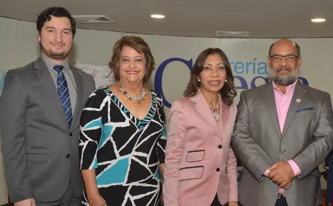 Café Literario dedicado al escritor Roberto Almonte