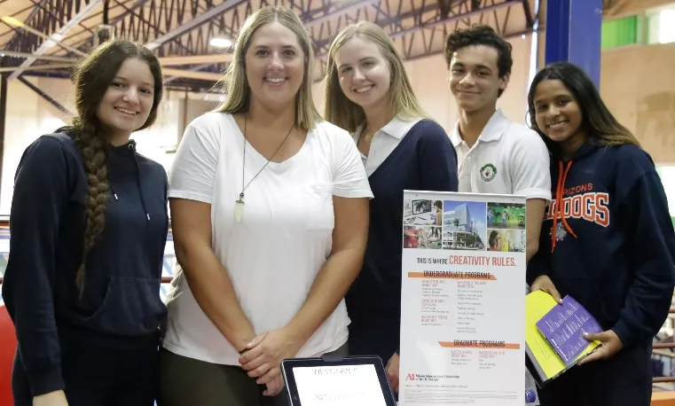 Colegio New Horizons celebra feria de universidades