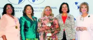 Rosa Hernández de Grullón recibe un reconocimiento