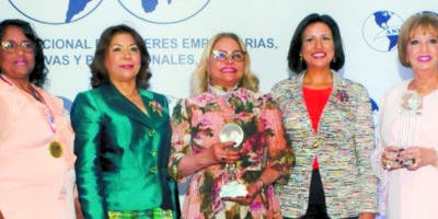 Rosa Hernández de Grullón recibe un reconocimiento