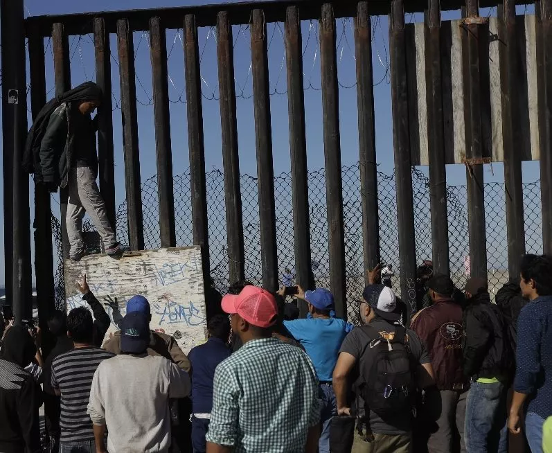 Caravana de migrantes llega a la frontera de Estados Unidos