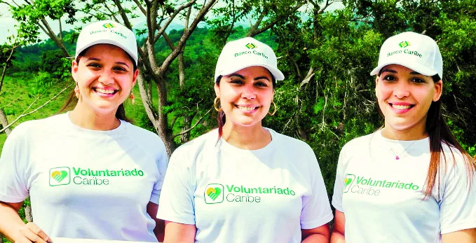 Voluntarios de Banco Caribe plantan árboles