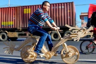 Hombre crea una bicicleta con 22 mil palitos