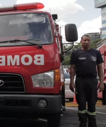 AES dona 4 camiones de bomberos al sistema 9-1-1