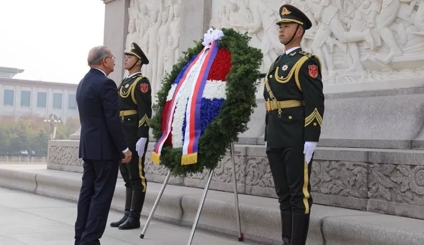 3. El presidente Medina en la plaza de Tiananmén.