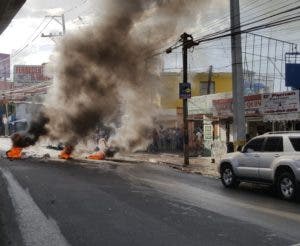 Los apagones llevan a huelgas en Villa Mella