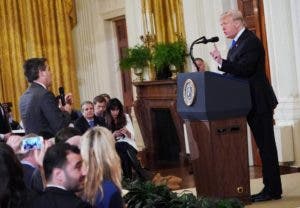 Juez de EE.UU ordena a Casa Blanca que devuelva acreditación a periodista CNN