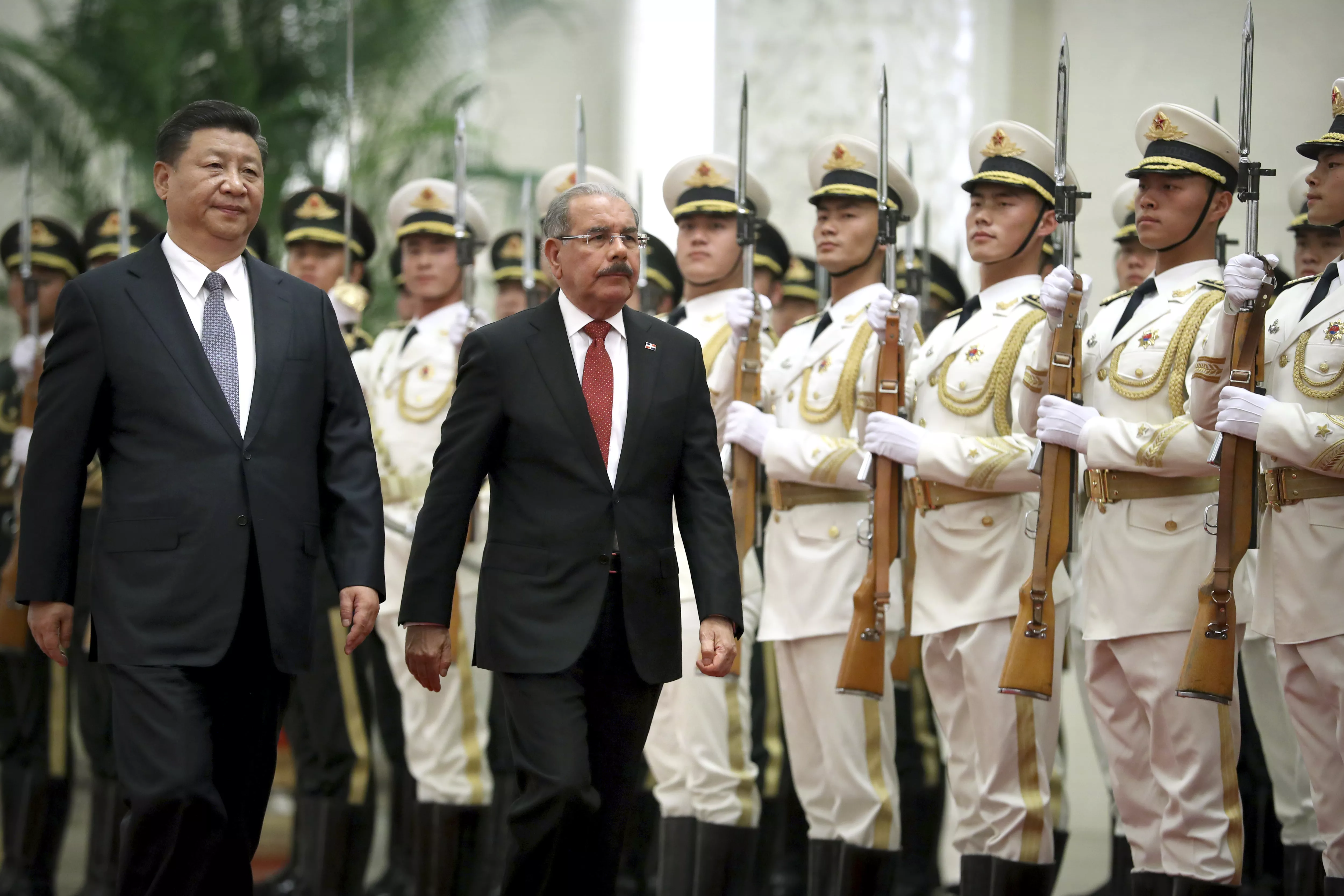 10. El presidente de la República Dominicana, Danilo Medina, a la izquierda, y el presidente de China, Xi Jinping, caminan juntos durante una ceremonia de bienvenida en el Gran Palacio del Pueblo en Beijing,