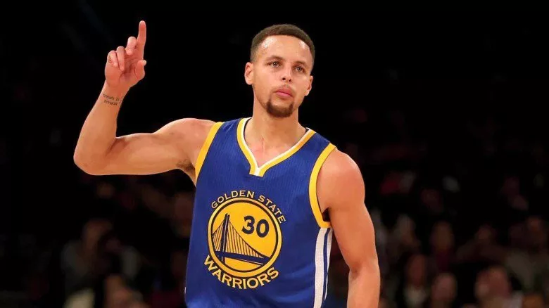 El estelar de la NBA Stephen Curry sale ileso de accidente automovilístico