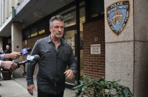 Alec Baldwin sí apretó el gatillo de la pistola que mató a la directora, dice el FBI