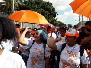 Cientos de personas marchan en reclamo de «Ni Una Menos» al conmemorarse el Día Internacional de la No Violencia contra la Mujer