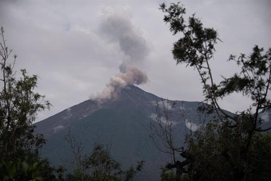 El volcán de Fuego de Guatemala tiene hasta 15 explosiones débiles por hora