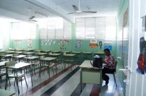 Esta profesora se quedó esperando a sus alumnos en la escuela Paraguay, del sector Gascue. Foto: Elieser Tapia/El Día.