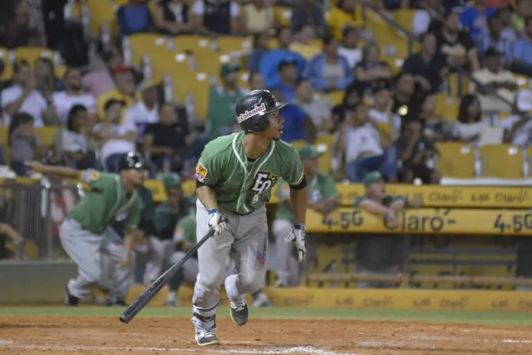 Estrellas vencen Águilas y siguen líderes en solitario en béisbol dominicano