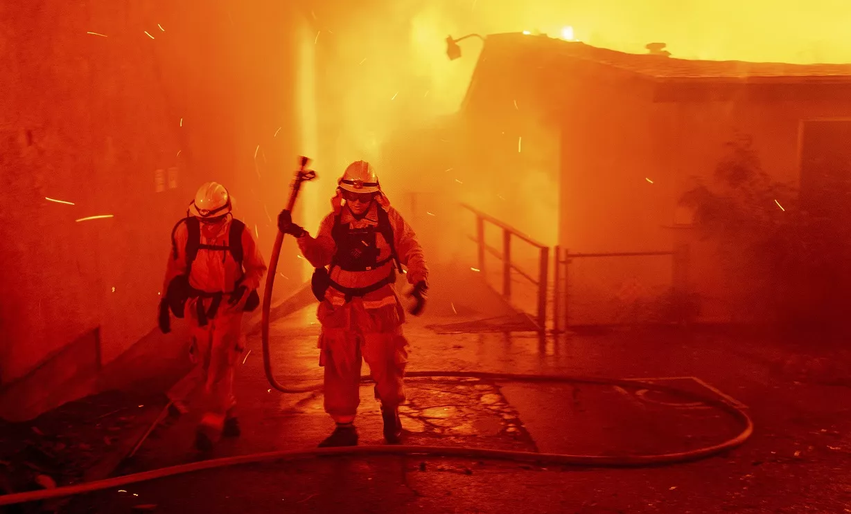 Miles evacuados por incendio en California; fuertes pérdidas