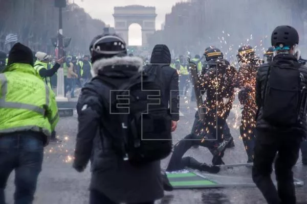 La manifestación francesa contra el alza del carburante degenera en violencia