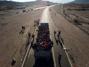 Migrantes centroamericanos se dirigen a Tijuana en un camión. (AP Photo/Rodrigo Abd)