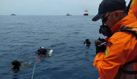 Amplían tres días la búsqueda del avión que se estrelló en el de Marzo de Java