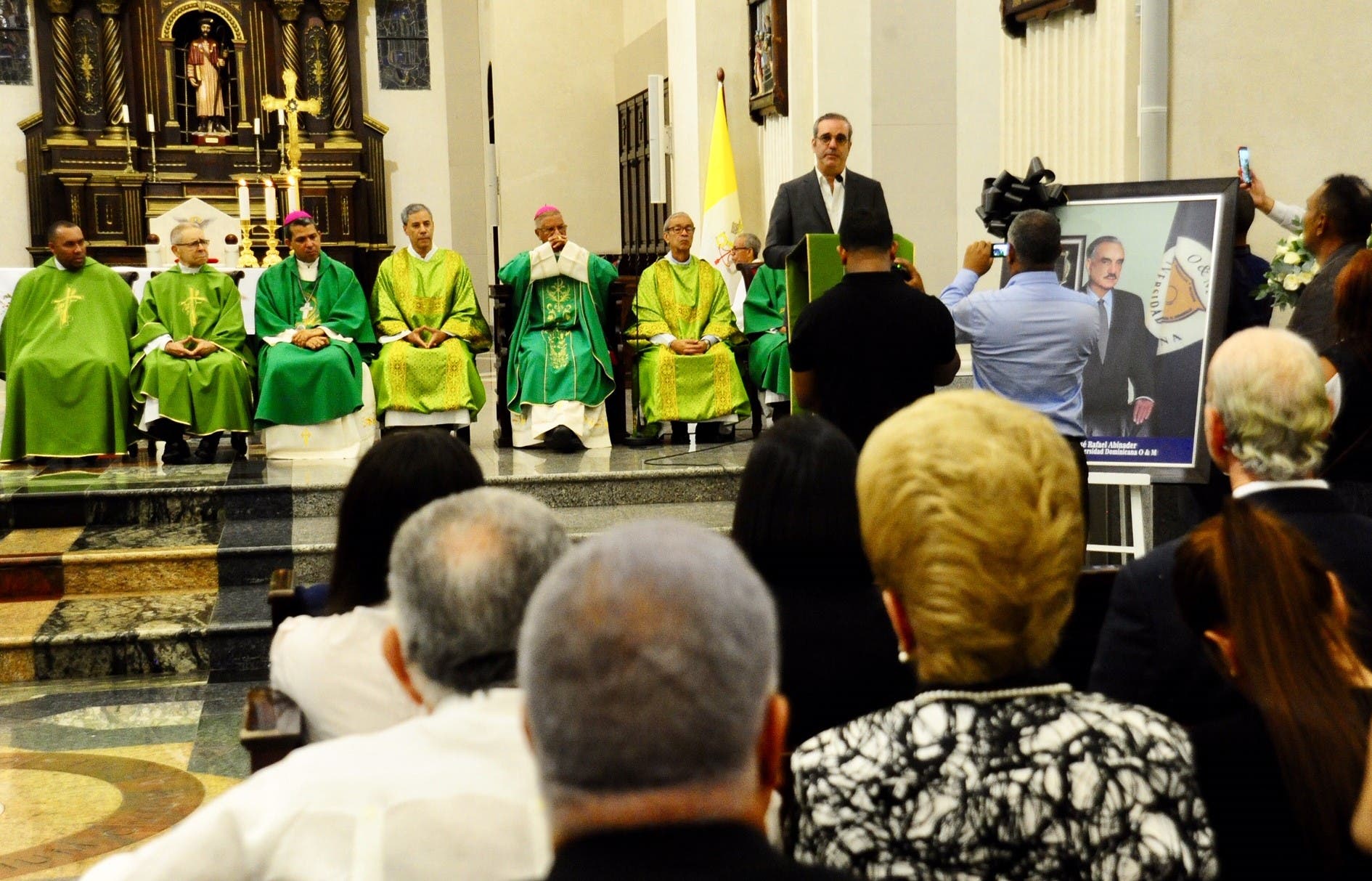Obispos concelebran en Catedral de Santiago misa en memoria de Abinader Wassaf