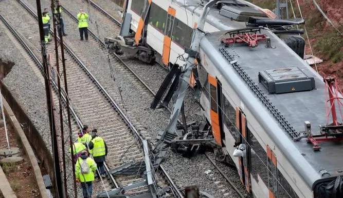 Un muerto y 49 heridos tras descarrilar un tren cerca de Barcelona