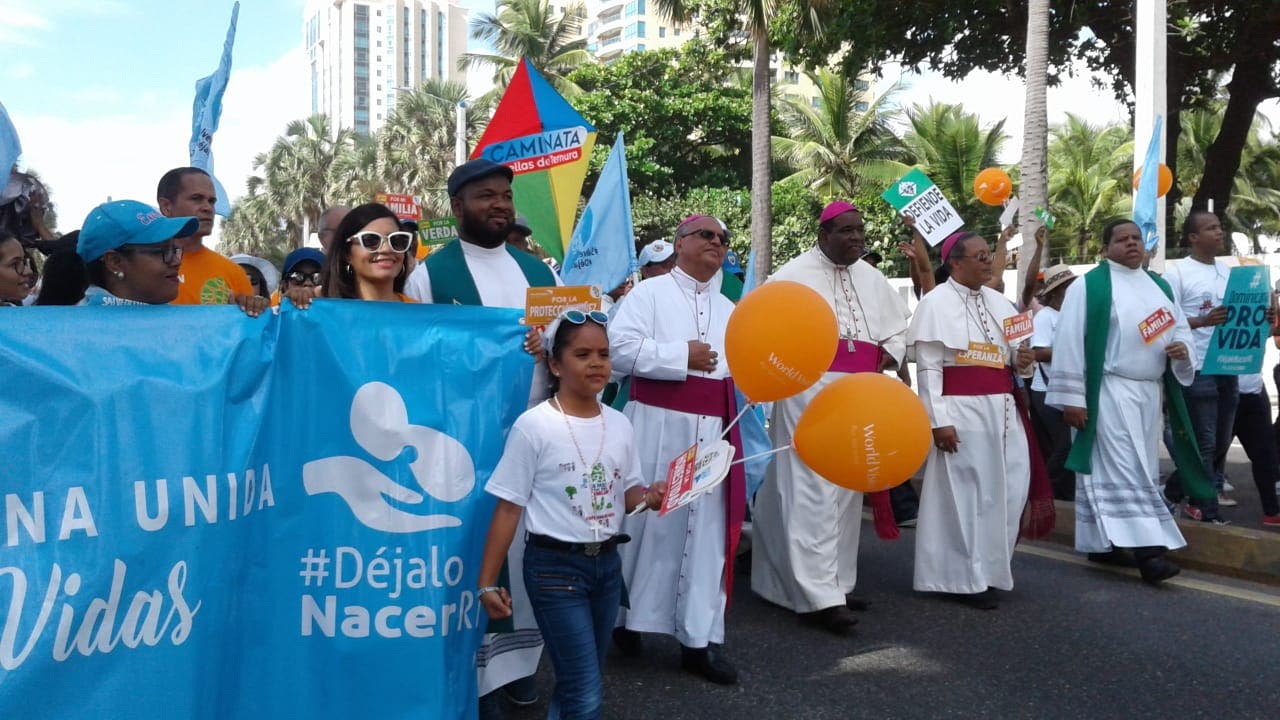 Dominicanos caminan por los valores en séptima versión de «Un paso por mi familia»