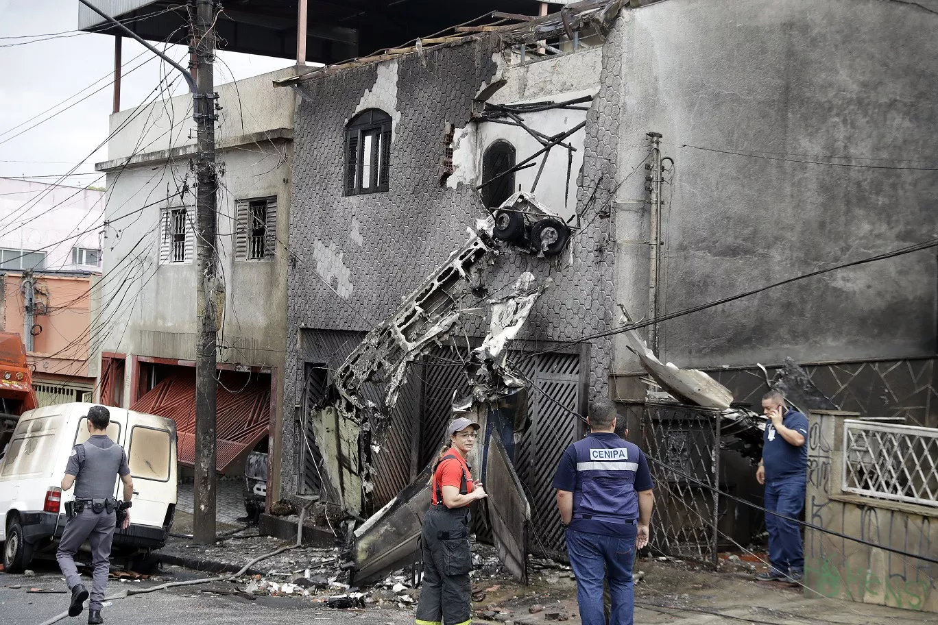 Al menos dos muertos y 12 heridos al caer pequeño avión en calle de Sao Paulo