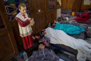 Migrantes centroamericanos duermen dentro de una iglesia que abrió sus puertas a los miembros de una caravana que se separaron del grupo principal para llegar más rápido a la Ciudad de Mëxico, en Puebla, México, el domingo 4 de noviembre de 2018. (AP Foto/Rodrigo Abd)