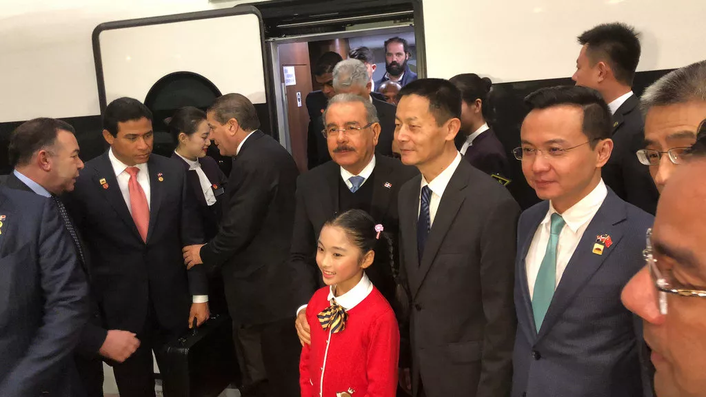 Danilo Medina llega a Shanghái, participará en la primera exposición internacional de importación China