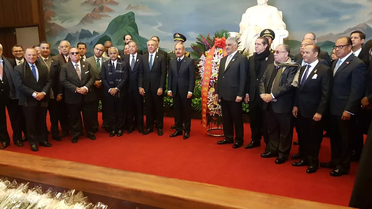 5. El presidente Danilo Medina visita el Mausoleo de Mao Zedong.