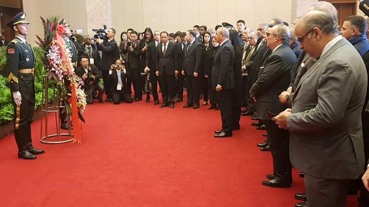 4. El presidente Danilo Medina visita el Mausoleo de Mao Zedong.