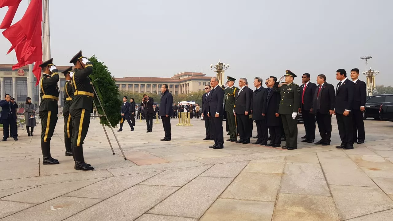 2. Presidente Danilo Medina encabeza ceremonia de depósito de ofrenda floral en el Monumento de los Héroes del Pueblo Chino en la Plaza de Tiananmen.