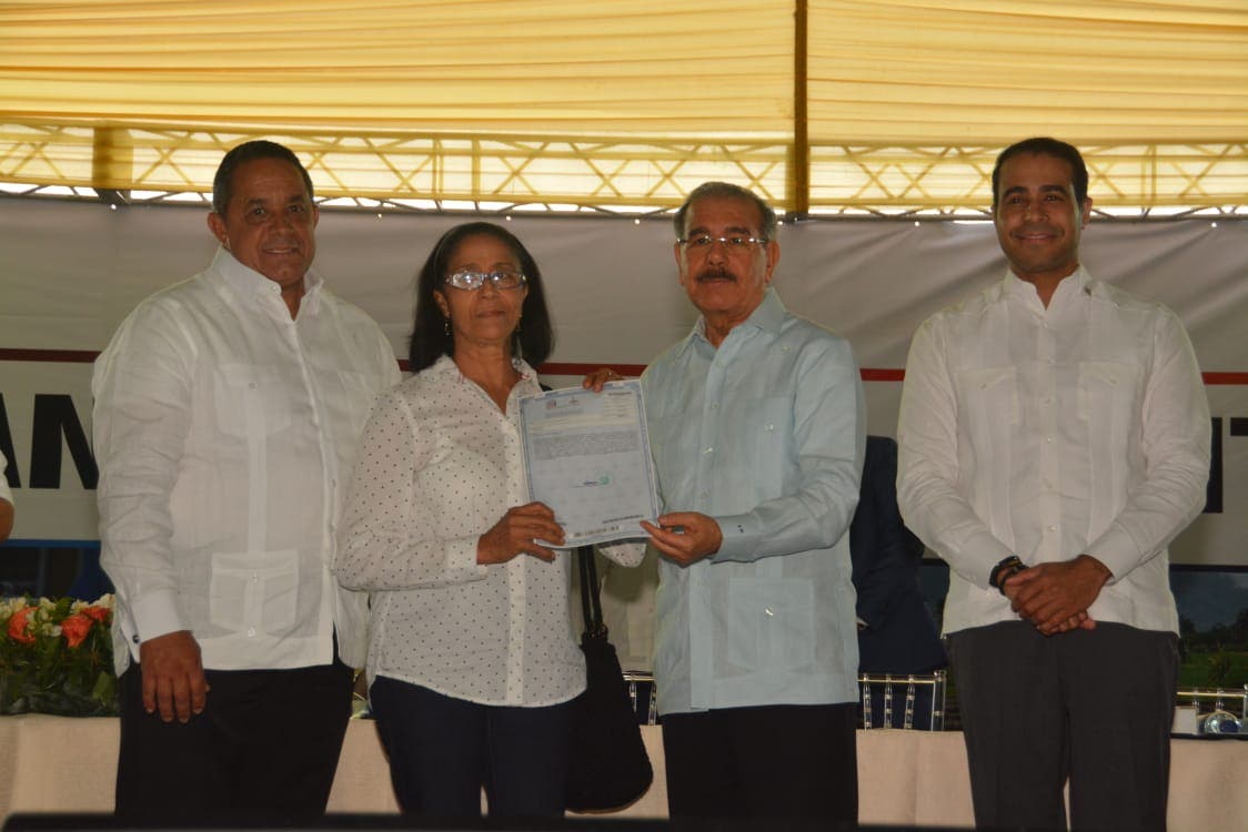 Presidente Medina entrega 550 títulos definitivos de parcelas  en Monte Plata
