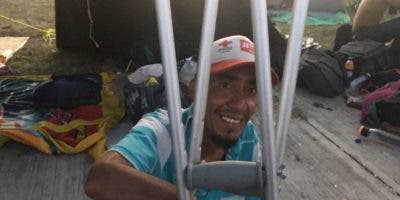 Caravana de migrantes: el reto de Isaac Perreira, un discapacitado que busca llegar hasta Estados Unidos en muletas