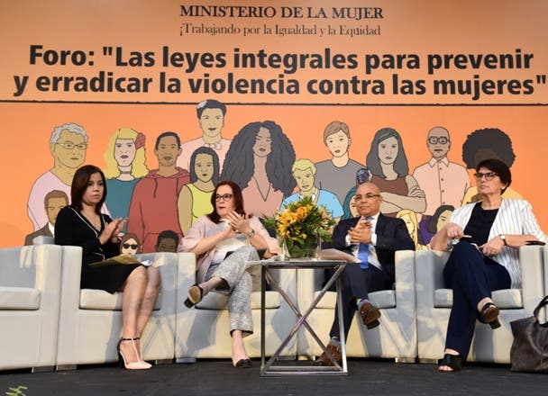 Ministerio de la Mujer realiza foro sobre leyes integrales contra la violencia de género