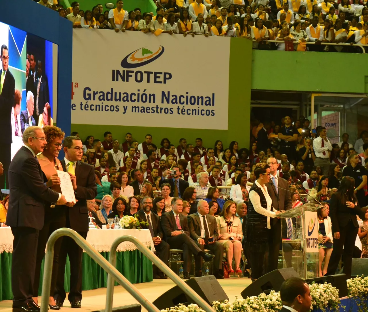 Ladrones roban más de 10 celulares durante graduación de Infotep encabezada por el Presidente