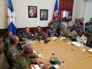 Altos mandos militares y policiales se reúnen con autoridades haitianas en Jimaní