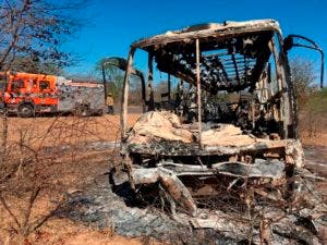 Al menos 42 muertos al incendiarse un autobús en Zimbabue