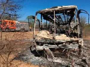 Al menos 42 muertos al incendiarse un autobús en Zimbabue