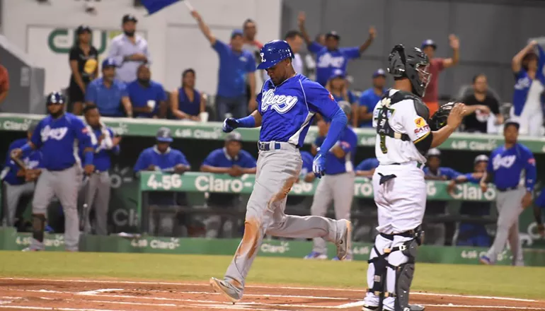 Tigres del Licey doblegan a Estrellas Orientales 3-2