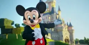 El Disney europeo da un tirón de orejas a Mickey Mouse por sus 90 años