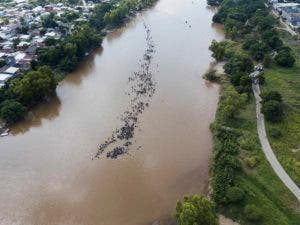 En la imagen, tomada en octubre de 2018, un grupo de migrantes centroamericanos que se dirigen a la frontera con Estados Unidos cruzan el río Suchiate, que sirve de frontera entre Guatemala y México, en Tecun Uman, Guatemala. El primer grupo cruzó el río en balsas, una opción más tarde bloqueada por la marina mexicana. (AP Foto/Santiago Billy)